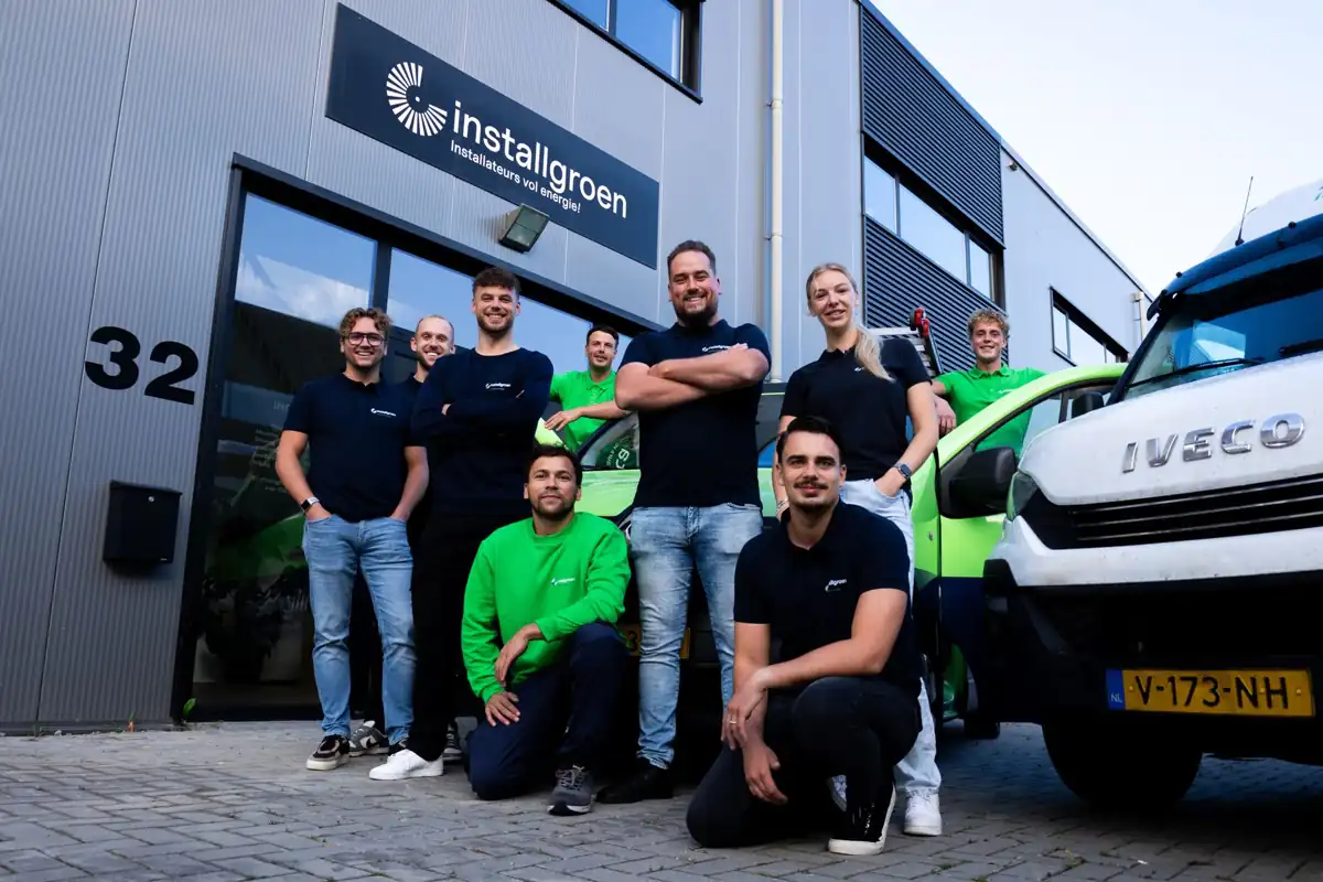 Het team van Installgroen voor het pand